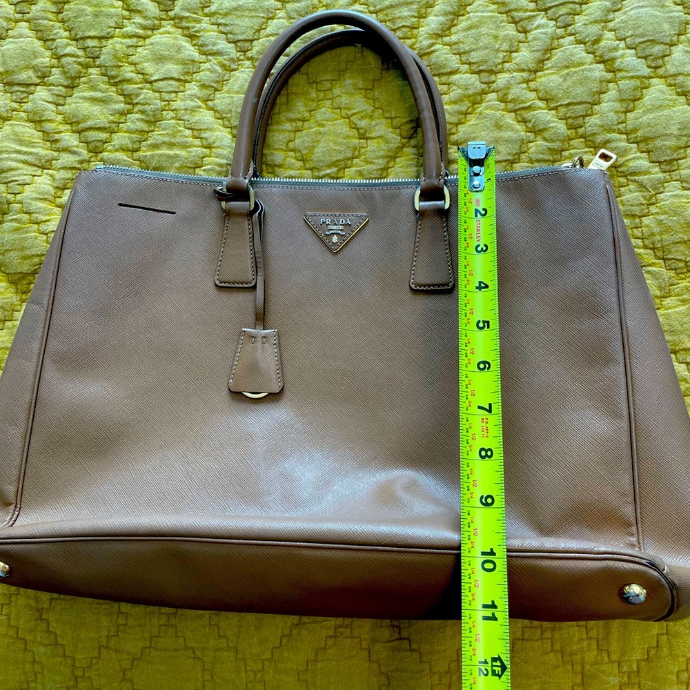 Prada Saffiano Lux tote large in caramel - Picture 2 of 10